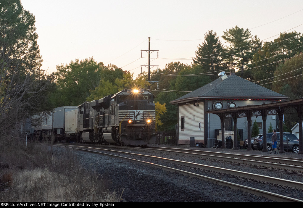 28X comes around the bend at Wernersville